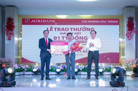 Agribank trao thưởng cho khách hàng trúng giải 01 tỷ đồng