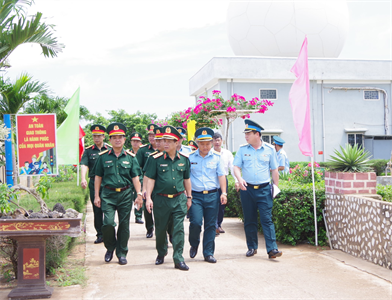 Thượng tướng Nguyễn Văn Nghĩa kiểm tra huyện Phú Quý, tỉnh Bình Thuận