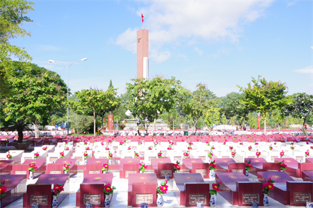 Viettel Bình Thuận thay hoa mới tại Nghĩa trang liệt sĩ tỉnh