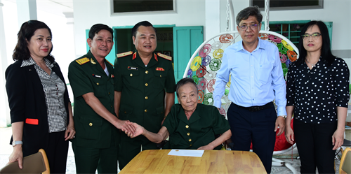 Bộ Tư lệnh Quân khu 7 viếng Nghĩa trang liệt sĩ và thăm các đối tượng chính sách tỉnh Bình Thuận