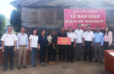 Vùng 4 Hải quân trao tiền hỗ trợ xây dựng nhà Đại đoàn kết cho hộ nghèo huyện Đam Rông, tỉnh Lâm Đồng