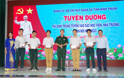 Bộ CHQS tỉnh Bình Thuận tuyên dương học sinh trúng tuyển vào các học viện, nhà trường Quân đội