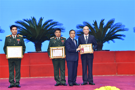 Truy tặng Huân chương Anh dũng hạng Nhất của nhà nước Lào cho Thiếu tướng Hoàng Thế Thiện