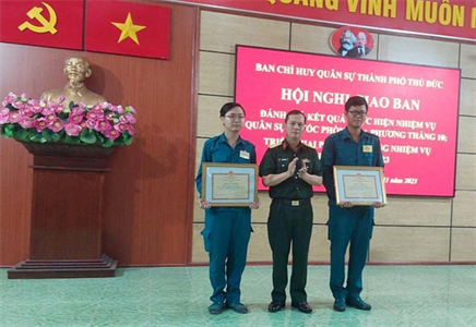 Bộ Tư lệnh TP Hồ Chí Minh khen thưởng chiến sĩ dân quân dũng cảm bắt tội phạm