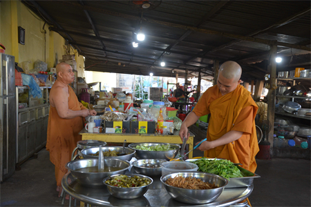 Giáo hội Phật giáo tỉnh Tây Ninh tặng 1.200 suất cơm cho người nghèo
