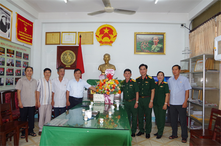 Bộ CHQS tỉnh Bình Thuận chúc mừng Hội Cựu chiến binh tỉnh