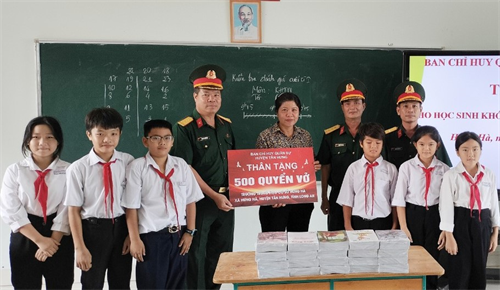Ban CHQS huyện Tân Hưng tặng 500 quyển tập cho học sinh có hoàn cảnh khó khăn
