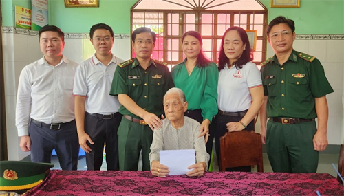 Bộ đội Biên phòng TPHCM thăm Mẹ Việt Nam Anh hùng, gia đình chính sách tại huyện Cần Giờ