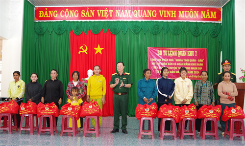 200 phần quà tặng bà con xã Phan Dũng, huyện Tuy Phong, tỉnh Bình Thuận