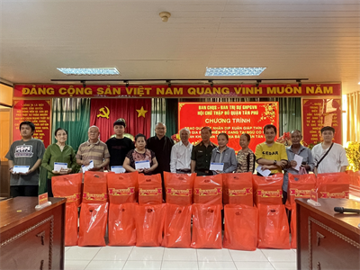 Ban CHQS quận Tân Phú tặng quà gia đình chiến sĩ tại ngũ