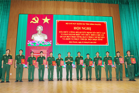 Bộ CHQS tỉnh Bình Phước công bố quyết định tổ chức lại và ban hành biểu tổ chức biên chế cơ quan, đơn vị