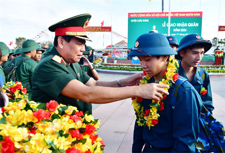 Thiếu tướng Đặng Văn Lẫm dự lễ giao nhận quân huyện Châu Thành (tỉnh Long An)