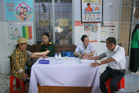 Bệnh viện Quân đoàn 4 khám bệnh, cấp thuốc và tặng quà tại phường Lái Thiêu