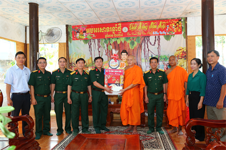 Bộ Tư lệnh Quân khu 7 chúc Tết cổ truyền Chol Chnam Thmay tại Bình Phước và Tây Ninh