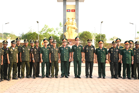 Đoàn cán bộ cấp cao Quân khu 7 viếng Đài Hữu nghị Việt Nam - Campuchia tại tỉnh Stung Treng, Vương quốc Campuchia