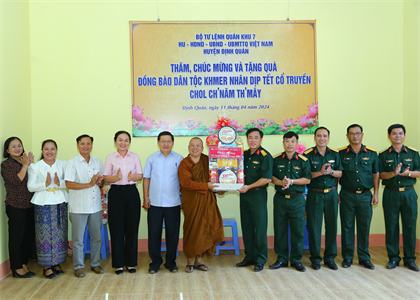 Bộ Tư lệnh Quân khu 7 tặng quà đồng bào Khmer nhân dịp Tết cổ truyền Chol Thnam Thmay