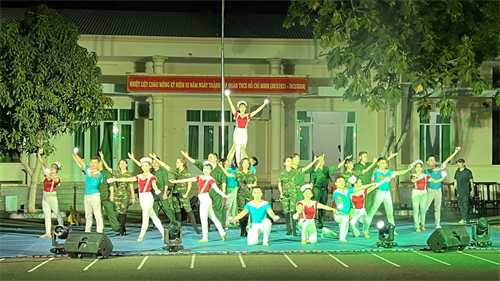 Đoàn ca múa nhạc Nhà hát tỉnh Bà Rịa - Vũng Tàu biễu diễn tại Trung đoàn Minh Đạm