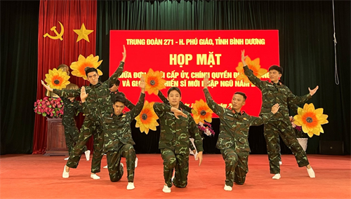 Lãnh đạo huyện Phú Giáo thăm, động viên chiến sĩ mới Trung đoàn 271