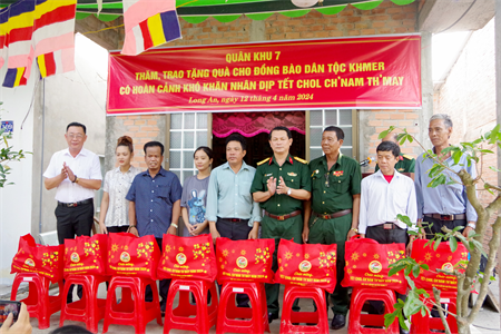 Bộ CHQS tỉnh Long An tặng quà, chúc tết Chol Chnam Thmay đồng bào Khmer