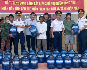 Vùng Cảnh sát biển 3 hỗ trợ nước ngọt cho người dân vùng hạn mặn tỉnh Bến Tre