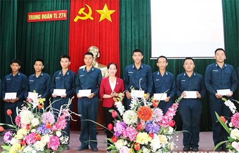Lãnh đạo huyện Hóc Môn thăm, động viên chiến sĩ mới