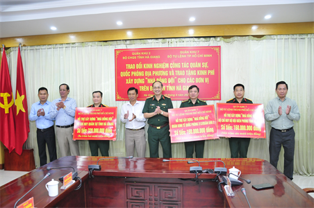Bộ Tư lệnh TPHCM trao tặng kinh phí xây dựng “Nhà đồng đội” ở tỉnh Hà Giang