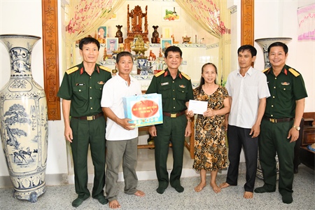 Tỉnh Bình Thuận thăm, tặng quà gia đình chiến sĩ Điện Biên