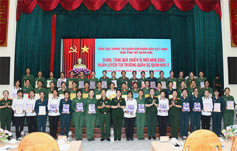 Ban Phụ nữ Quân đội thăm, tặng quà chiến sĩ nữ nhập ngũ năm 2024