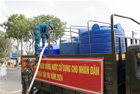 Quân khu kiểm tra công tác cung cấp nước sạch giúp dân chống hạn tại tỉnh Long An