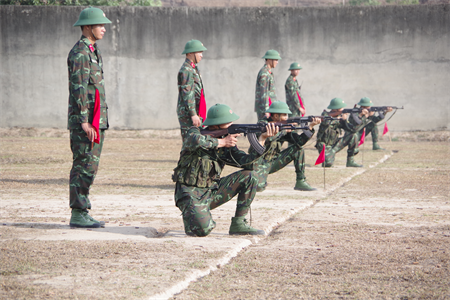 Quân đoàn 4 tổ chức tham quan về tổ chức, phương pháp kiểm tra “ba tiếng nổ” cho chiến sĩ mới