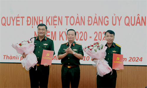 Trao quyết định kiện toàn Đảng ủy Quân khu 7 nhiệm kỳ 2020 - 2025