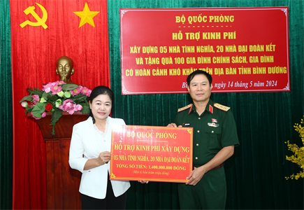 Thượng tướng Nguyễn Tân Cương trao kinh phí hỗ trợ xây dựng nhà tình nghĩa tại huyện Dầu Tiếng, tỉnh Bình Dương