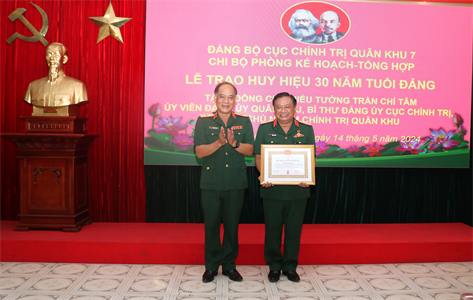 Thiếu tướng Trần Chí Tâm, Phó Chủ nhiệm Chính trị Quân khu nhận Huy hiệu 30 năm tuổi Đảng