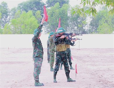 Trung đoàn 6, Bộ CHQS tỉnh Bình Dương: Kiểm tra bắn đạn thật súng tiểu liên AK bài 1 chiến sĩ mới