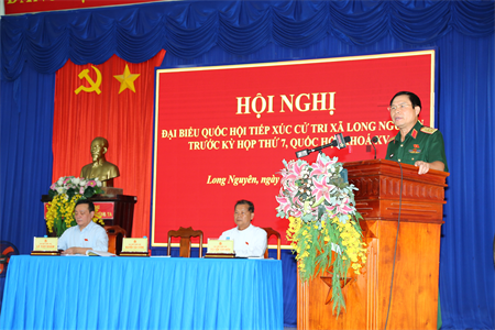 Thượng tướng Nguyễn Tân Cương tiếp xúc cử tri tỉnh Bình Dương