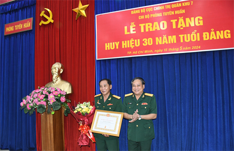 Chi bộ Phòng Tuyên huấn trao tặng Huy hiệu 30 năm tuổi Đảng