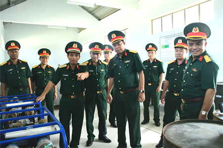 Thiếu tướng Đặng Văn Hùng kiểm tra nhiệm vụ quân sự, quốc phòng tại Lữ đoàn 75
