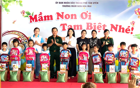 Ban CHQS thành phố Tân Uyên, tỉnh Bình Dương phối hợp tặng quà các cháu thiếu nhi