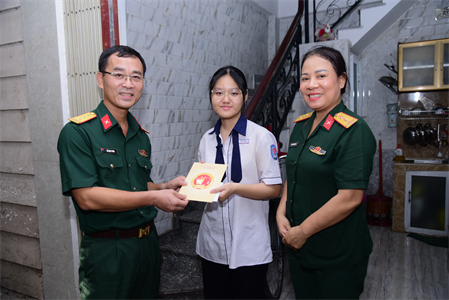 Hội phụ nữ Cơ quan Cục Chính trị Quân khu 7 trao học bổng từ chương trình “Mẹ đỡ đầu”