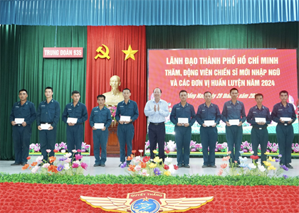 Lãnh đạo Thành phố Hồ Chí Minh thăm, động viên chiến sĩ mới