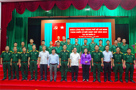 Lãnh đạo Thành phố Hồ Chí Minh thăm chiến sĩ mới tại Sư đoàn 5