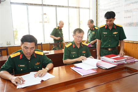 Kiểm tra thực hiện quy chế dân chủ cơ sở của Đảng ủy Quân sự huyện Hóc Môn