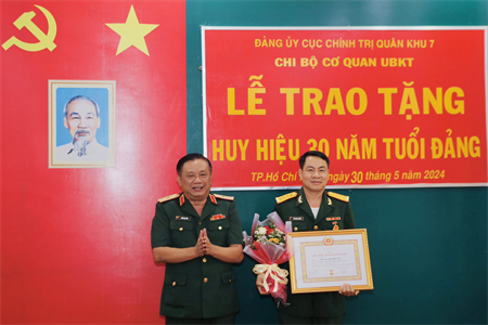 Đại tá Bùi Quang Phương nhận Huy hiệu 30 năm tuổi Đảng