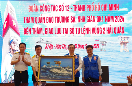 Đoàn công tác số 12 - Thành phố Hồ Chí Minh thăm, giao lưu tại Vùng 2 Hải quân
