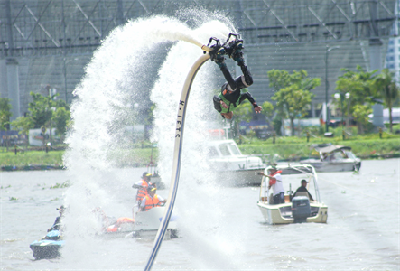 Những màn biểu diễn thể thao dưới nước độc đáo trong Lễ hội sông nước
