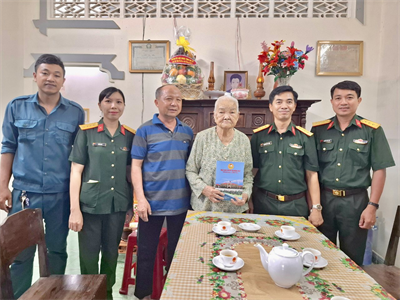 Bộ CHQS tỉnh Bà Rịa - Vũng Tàu thăm, tặng quà Mẹ Việt Nam Anh hùng, Anh hùng LLVT nhân dân và người có công