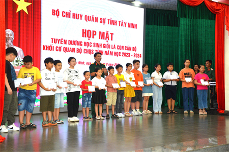 Bộ CHQS tỉnh Tây Ninh họp mặt tuyên dương các cháu thiếu nhi