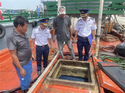 Cảnh sát biển bắt giữ tàu vận chuyển 80 nghìn lít dầu D.O không rõ nguồn gốc