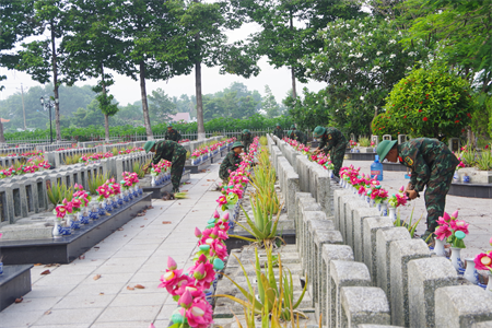 Trung đoàn 5, Sư đoàn 5 chăm sóc Nghĩa trang liệt sĩ huyện Châu Thành
