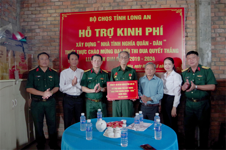 Bộ CHQS tỉnh Long An trao kinh phí xây dựng “Nhà tình nghĩa quân - dân” cho gia đình chiến sĩ Điện Biên